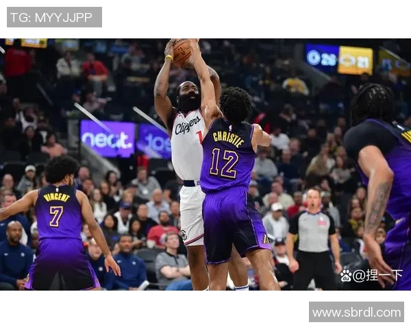 快船与勇士季后赛对决回顾精彩瞬间与关键时刻分析 快船与勇士季后赛对决回顾精彩瞬间与关键时刻分析